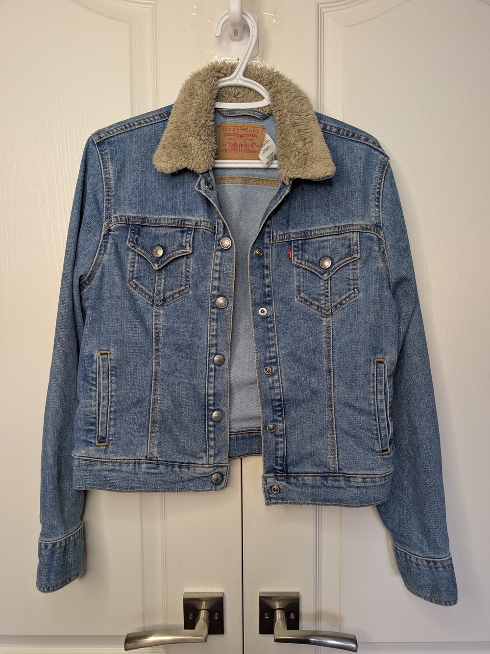 Vintage Levi's Light Blue Denim Jacket with Cream Sherpa Collar